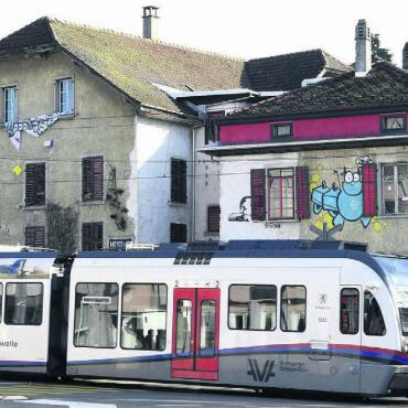 «Wir wollen bleiben» - Ein Haus, das über die Region hinaus bekannt ist: Das Kuzeb. Die BD-Bahn fährt nur wenige Meter an der Liegenschaft vorbei. Bild: Archiv