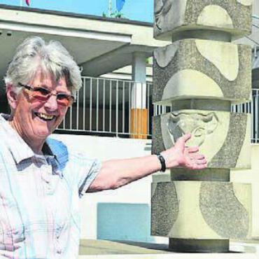 Heutige Bibliothek als Turnhalle - Der Brunnen stand bereits, als Renate Schüepp als Lehrerin in Zufikon begann. Bild: rwi