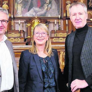 «Im Moment leben» - Thomas Bopp (St. Josef-Stiftung), Karin Koch Wick (Präsidentin Mitte-Bezirkspartei) und Chansonnier Henri Glovelier (von links) trugen das jeweils ihrige zu einem gelungenen Dreikönigsanlass bei. Bild: zg