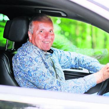 In der Not Traumjob gefunden - Strahlend hinter dem Steuerrad seines Wagens – so erlebt die Kundschaft Kurt-Raymond Meier in seinem Alltag. Bild: zg