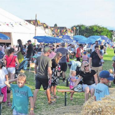 Das Dorf, in dem man sich hilft - Schon am Nachmittag herrschte reger Betrieb auf dem Festgelände. Auf den Abend hin nahm die Besucherzahl nochmals deutlich zu. Bild: Thomas Stöckli