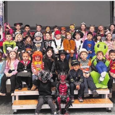 Lieber spät als nie - Den Kindern von Widen wurde erfolgreich die Fasnachtstradition schmackhaft gemacht. Bild: zg