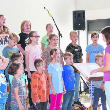 Einmal dabei, will man mehr - Fleissig probten die Kinder diese Woche für ihre grossen Auftritte am Samstag und Sonntag. Alle freuen sich schon sehr darauf – auch Chorleiterin Sarah Keller. Bilder: Sabrina Salm