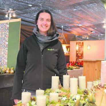 Zauberwelt zum Zehnten - Geschäftsinhaberin Tamara Emch inmitten der Adventsausstellung. Bild: zg