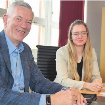 Zufrieden trotz Minus - Der Zufiker Gemeindeammann Daniel Stark und die neue Leiterin Finanzen, Viola Staubli, sind froh über die solide Jahresrechnung 2025. Bild: Roger Wetli