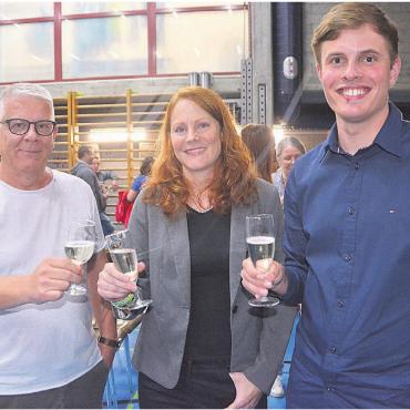 Schulhaus wird erweitert - Sie stiessen auf die grosse Zustimmung zur Erweiterung des Schulraums an: (v. l.) Architekt Daniel Lischer, Frau Gemeindeammann Renate Ballmer und der für die Schule verantwortliche Gemeinderat Pascal Stahl. Bild: Roger Wetli