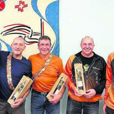 Neues Ehrenmitglied - Geehrt (von links): Remo Baur, Remo Stettler (beide 45 Jahre), Daniel Köchli, Roger Widmer (beide 40) und Walter Hunziker (25).