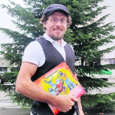 «Wohin die Fantasie mich treibt» - Franky Weber präsentiert seine Chlausgeschichten in Buchform. Bild: Marco Huwyler