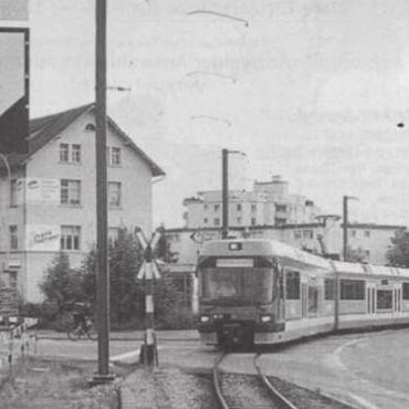 Unbewachter Bahnübergang verschwindet - Bislang war der Bremgarter Bahnübergang beim McDonald‘s ungesichert. Bild: Archiv