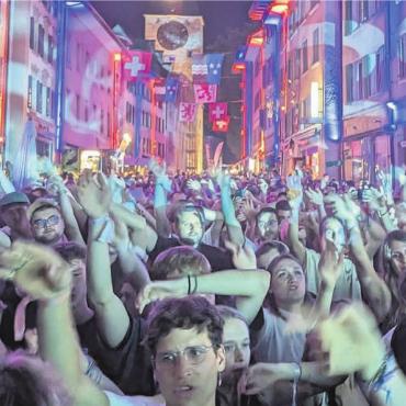 Zurück auf der Agenda - Zu tollen Konzerten fröhlich feiernde Menschen. So präsentierte sich die festlich in Szene gesetzte Marktgasse am Freitag- und Samstagabend. Bild: Marco Huwyler