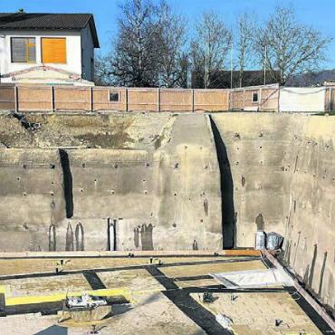 Eindrücklich tiefe Baugrube - Die Baugrube wurde mit «Ankern und Nägeln» gesichert.