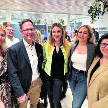Wechsel im Vorstand - Allen Grund zur Freude: die beiden Grossräte Denise Strasser und Silvan Hilfiker, die neugewählten Vorstandsmitglieder Jenny Gerber und Aferdita Sokolaj sowie Präsidentin Susan Diethelm (von links). Bild: zg