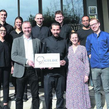 Höhenflug geht weiter - Eli Wengenmaier (vorne links) überreichte Manuel und Alexandra Stegmeier (vorne Mitte) die Gilde-Tafel. «Eine Auszeichnung ist immer ein Teamerfolg», sagt das Wirtepaar und möchte ihre «Fahr»-Crew ebenfalls auf dem Foto haben. Bild: Sabrina Salm