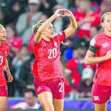 Rückendeckung von Regionalgrössen - Die Murianerin Alayah Pilgrim (Mitte) bejubelt ihr Tor gegen Island. Der Frauenfussball als Sport spaltet nach wie vor die Geister. Bild: Freshfocus
