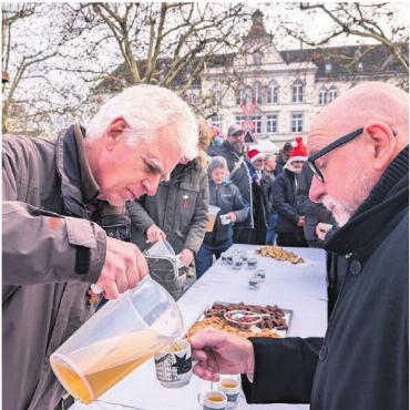 «Einfach nur schön» - Christchindli-Märt ist auch, wenn der Stadtammann den Glühwein ausschenkt.