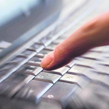Stärkung der Cybersicherheit - Der Regierungsrat möchte mit einem Gesetz Regeln einführen, dank denen die kantonale und kommunale Verwaltungen besser vor Cyberattacken geschützt werden. Bild: Rainer Sturm / pixelio.de