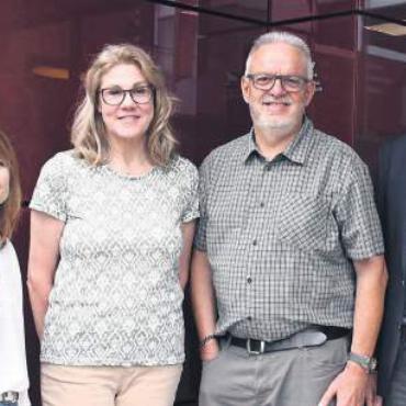 Den Traumberuf doppelt gelebt - Verabschiedung nach 56 Jahren Einsatz für den Kindes- und Erwachsenenschutzdienst (Kesd) des Bezirks Bremgarten (v. l.): Geschäftsführerin Andrea Schneider, das Ehepaar Maja und Daniel Rohrer, Gemeindeverbandspräsident Arsène Perroud.
Bild: Daniel Marti