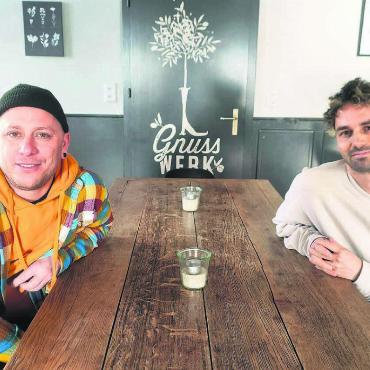 «Wir kamen nicht ins Fliegen» - Juri Tirez (links) muss schweren Herzens das Aus seines Restaurants verkünden. Ihm und Mitinhaber Nico Schulthess (r.) sind letztlich Zeit, Energie und Geld dafür ausgegangen. Bild:Marco Huwyler