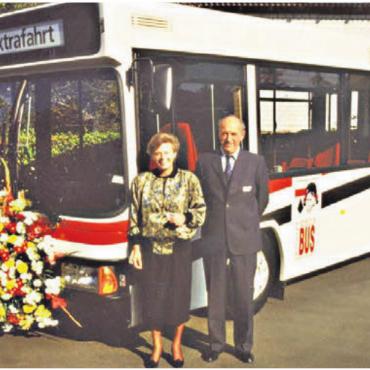 Das Steuer rechtzeitig abgeben - Adolf und Rita Geissmann-Saxer vor der Jungfernfahrt mit dem nigelnagelneuen Ortsbus Wohlen. Der provisorische Versuchsbetrieb startete 1990 und wurde nach drei erfolgreichen Jahren in den definitiven Betrieb überführt. Heute befördert das Unternehmen auf dem Ortsbusnetz jährlich rund 600 000 Passagiere.