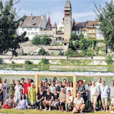 Wie der «ArtWalk» Kunst in die Stadt bringt - Im zentralen «Löwenfest»-Rahmen die OK-Mitglieder, eingemittet von Künstlern und Gastgebern. Bild: zg