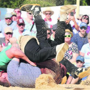 Traumfest mit tollen Geschichten - Im Schlussgang bezwingt Joel Strebel (oben) zum zweiten Mal an diesem Tag den 150-kg-Eidgenossen Patrick Räbmatter und gewinnt nach 2018, 2022, 2023 auch 2024 das Guggibad.