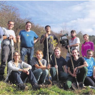 Heckenpflanzung am Sädel - Alle Beteiligten waren sichtlich stolz auf ihre geleistete Arbeit. Bild: zg