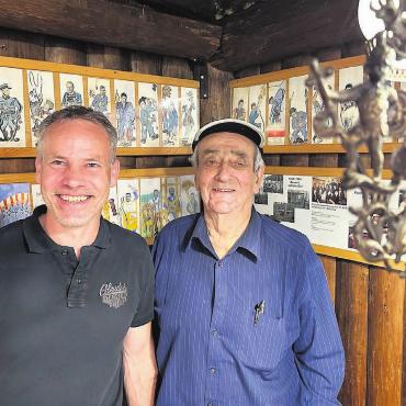 «Wo so mängs Fäschtli stiigt» - Nur schon die Petrollampen würden ein Buch mit Geschichten füllen. An den Wänden hängen Karikaturen und Erinnerungsstücke. Die Fröschenteich-Hütte hat eine bewegende Geschichte. Erik Amsler (links) und Traugott Gretler freuen sich auf das Jubiläum. Bild: Stefan Sprenger