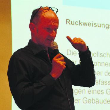 Eine Frage des Vertrauens - Er präsentierte, argumentierte und überzeugte die grosse Mehrheit der Anwesenden: der für die Liegenschaften zuständige Kirchenpfleger Erich Richner. Bild: Annemarie Keusch