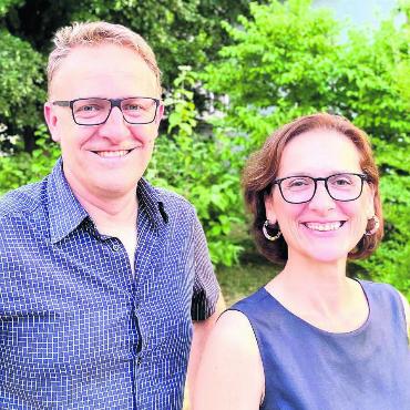 Erfahrung sichern – Vielfalt stärken - Das Zweierticket der SP Wohlen mit viel Erfahrung: Gemeindeammann Arsène Perroud und Einwohnerrätin Laura Pascolin möchten je einen Sitz im Gemeinderat erobern. Bild: pd