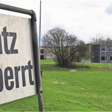 Vor grosser Herausforderung - Der Rigacker-Fussballplatz muss dem Ausbau der Kanti (im Hintergrund) weichen. Zurzeit finden jährlich bis zu 1000 Einheiten des FC Wohlen hier statt. Diesen Verlust abzufedern, stellt für den FCW eine grosse Aufgabe dar. Der Verein zählt dabei auf die Unterstützung durch die Gemeinde. Bild: Daniel Marti
