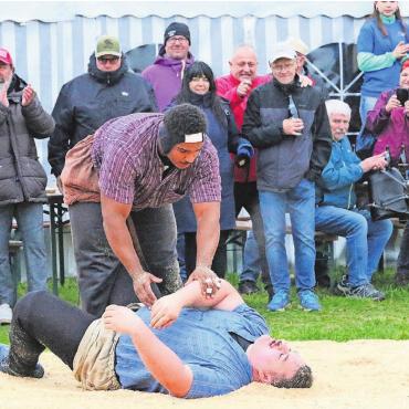 Lüscher räumt alle weg - Zwei Eidgenossen im Schlussgang. Sieger Sinisha Lüscher (vom SK Olten-Gösgen) hilft Lukas Döbeli auf. Bilder: Stefan Sprenger