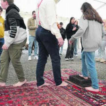 Kinder auf ihrem Weg begleiten - Mutig aufs Nagelbrett steigen. Bild: chh
