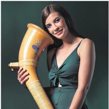 Erlebnisse aller Art - Alphorn-Solistin Lisa Stoll tritt am Neujahrskonzert auf. Bild: zg