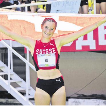 Freiämter Sportler des Jahres - NORINA HUG (17)
LUNKHOFEN / LA MUTSCHELLEN
LEICHTATHLETIK
Das Jahr für die Siebenkämpferin Norina Hug ist wie ein Steigerungslauf. Zuerst sichert sie sich die Limite im Siebenkampf für das «European Youth Olympic Festival» (EYOF). Dann holt das Mega-Talent an der Schweizer Meisterschaft den U18-Titel mit 5689 Punkten, das ist Weltspitze in jener Altersklasse. Am EYOF – ihrem ersten internationalen Anlass – folgt die Krönung mit dem Gewinn der Silbermedaille.