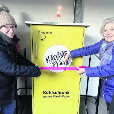 Gegen Foodwaste und Hunger - Am vergangenen Donnerstag wurde der offene Kühlschrank unweit der Reformierten Kirche feierlich in Betrieb genommen. Bild: zg