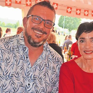 Diktaturen verhindern - Der Zufiker Gemeinderat Reto Knecht durfte die Zufiker Bundesfeier eröffnen und gab später die Bühne frei für Ständerätin Marianne Binder. Bild: Roger Wetli