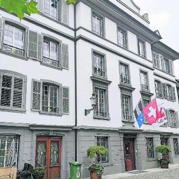 Mehr Arbeitsplätze im Rathaus - Dem vierstöckigen Rathaus geht langsam der Platz aus für die Bedürfnisse von Bezirksgericht und Gemeindeverwaltung. Ein Umbau in den beiden obersten Stockwerken soll dem nun fürs Erste Abhilfe schaffen. Bild: huy/Archiv