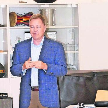 Ball liegt nun bei den Gemeinden - Verbandspräsident Chris Springer führte durch die ausserordentliche Versammlung. Bild: tre