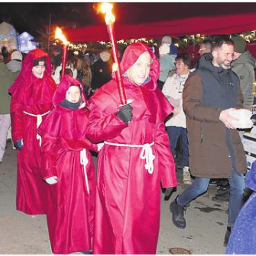 Lichtvoller Adventsauftakt - Der Chlauseinzug mit Gefolge war der Höhepunkt des Adväntsmärts. Bild: tre