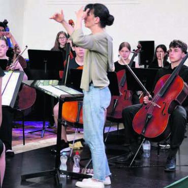Feinfühlig mit dem Taktstock - Anne-Cécile Gross leitet die jungen Musikerinnen und Musiker mit viel Gespür.