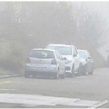 «Wildes» Parkieren verhindern - Im Egenloo werden teilweise Autos auf der Quartierstrasse abgestellt. Bild: rwi