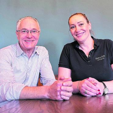 Die eigene Chefin sein - Seit 2016 ein Team: René Holenweger und Merita Gjoka. Nun übernimmt sie ihr eigenes Café in Bremgarten. Bild: Stefan Sprenger
