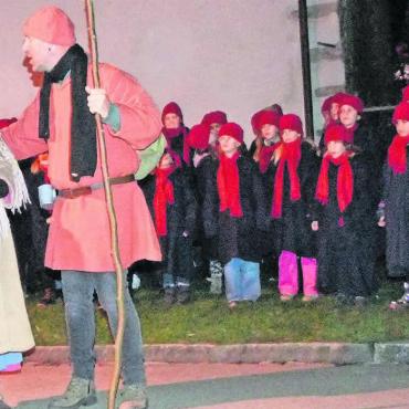 Die Kraft des Miteinanders - Josef und die hochschwangere Maria beraten beim Hermannsturm, ob sie hier um ein Nachtquartier bitten wollen. Bild: Bernadette Oswald