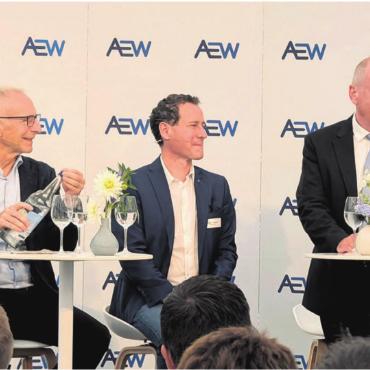 «Inspiration für die Zukunft» - Angeregt und zuweilen durchaus humorvoll diskutieren (von rechts): Marc Ritter (AEW-CEO), Regierungsrat Stephan Attiger, Matthias Betsche (Pro Natura) und Andreas Stettler (Wasserwirtschaftsverband). Moderiert wird das Podium über Strom, Wasserkraft und die Zukunft der Energiebranche von Ex-SRF-Frau Karin Frei. Bild: Marco Huwyler