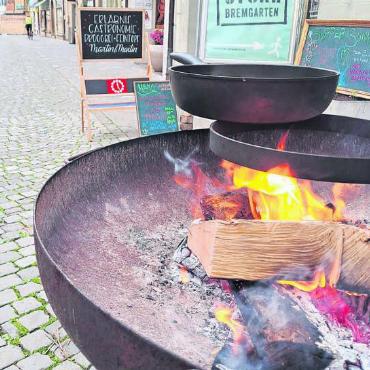 11 Monate, 18 Geschäfte - Martin & Martin kochten für einmal in der Oberstadt auf offenem Feuer. Am Freitag werden sie dies an der «Uselumpetä» erneut tun.