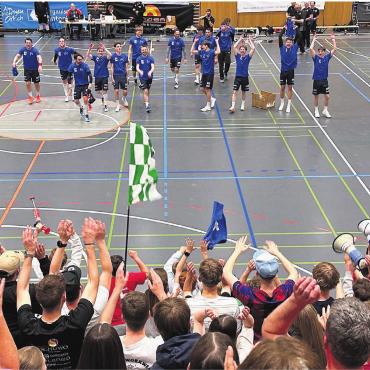 Die Freundinnen jubeln - Solch eine Stimmung hat die Hofmattenhalle noch nie erlebt. Die SG Wohlen Mutschellen lässt sich feiern. Bilder: Jan Gelpke (4), Stefan Sprenger