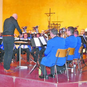 Niveaureiches Adventskonzert - Die Musikerinnen und Musiker des Musikvereins Künten stimmten die Bevölkerung auf eine besinnliche Weihnachtszeit ein. Bild: Stefan Treier