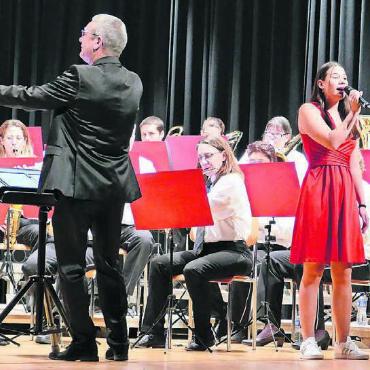 US-Hits in Harmonie-Besetzung - Gastsängerin Yumi Kröbl und Dirigent Urban Bauknecht im «US-Hemd».