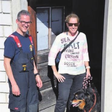 Mutter, Kind und Hund gerettet - Kommandant Nicola Altschul, die Probandin und Hund Raksha.