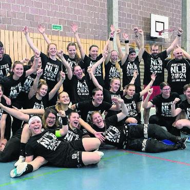 Der Aufstieg ist geschafft - Sie haben allen Grund zu feiern. Die Frauen des UHC Bremgarten gewinnen auswärts beim Nationalliga-B-Team Zulgtal Eagles mit 4:3 nach Verlängerung. Damit geht die Play-off-Serie mit 3:1 an die Bremgarterinnen, die dadurch aufsteigen. Bild: zg